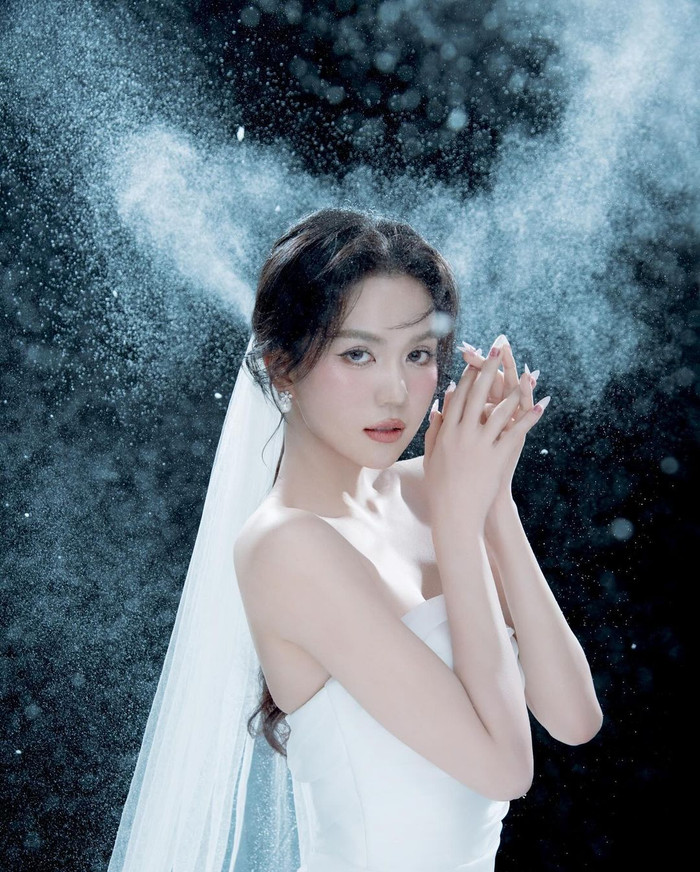 Thời gian vừa qua, Ngọc Trinh cũng liên tục đăng tải những hình ảnh mặc váy cưới làm dấy lên nghi vấn cô sắp sửa lên xe hoa.