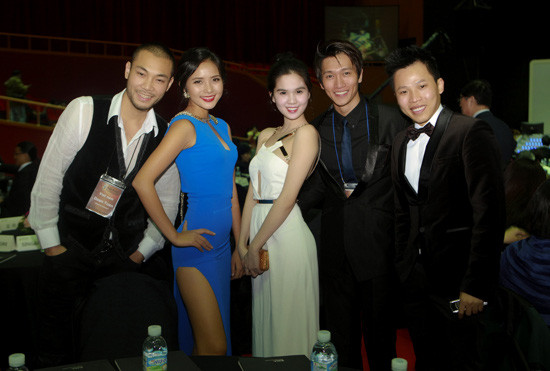 Phan Như Thảo (váy xanh) từng có mối quan hệ thân thiết với Ngọc Trinh do cùng hoạt động dưới trướng công ty của Vũ Khắc Tiệp.