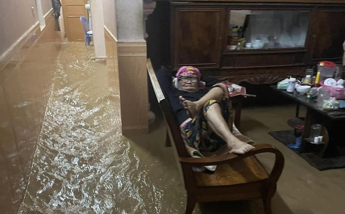 Bức ảnh cụ bà thư thả giữa biển nước trong đêm mưa lũ 'gây bão' mạng xã hội Ảnh 2