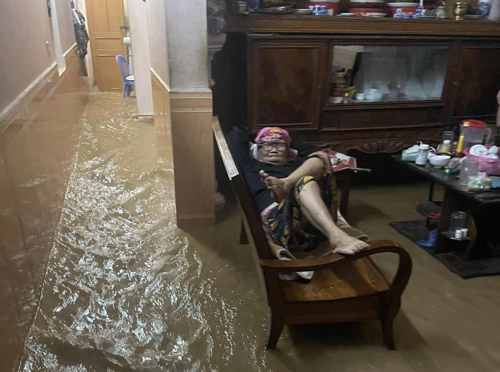 Hình ảnh về cụ bà thư thả nằm giữa biển nước gây bão mạng xã hội