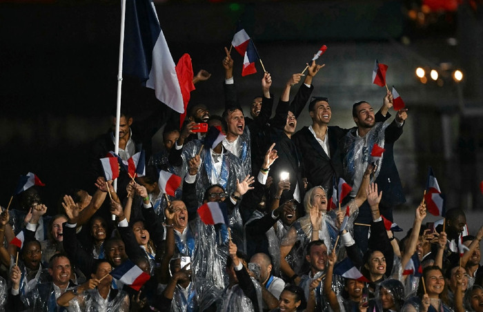Đoàn thể thao Pháp đầy sự hứng khởi khi tới lượt diễu hành - Ảnh: AFP