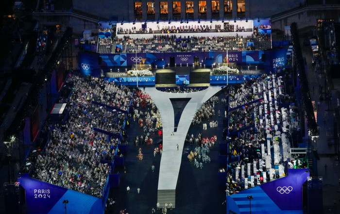 Các vận động viên sau khi diễu hành trên sông sẽ di chuyển về quảng trường Trocadero.