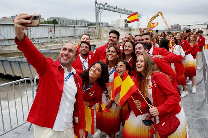 Đoàn thể thao Tây Ban Nha chụp ảnh selfie trước thềm lễ khai mạc - Ảnh: REUTERS