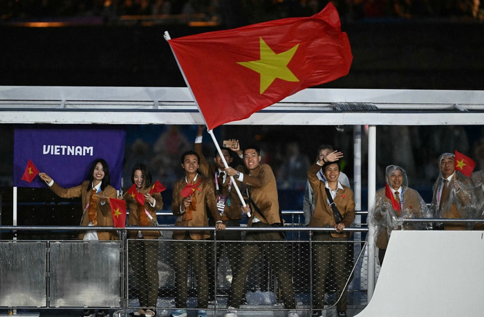 Hình ảnh của đoàn thể thao Việt Nam tại lễ khai mạc Olympic Paris 2024, tay vợt Lê Đức Phát là người cầm cờ - Ảnh: AFP