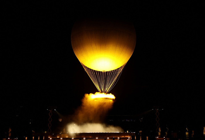 Khí cầu giữ đuốc Olympic 2024 nhìn từ xa - Ảnh: REUTERS