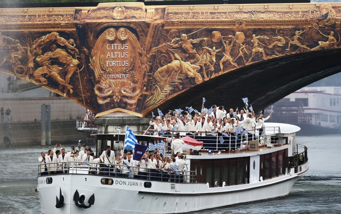 Đoàn thể thao Hy Lạp diễu hành trên sông Seine.