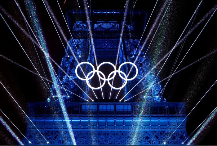 Tháp Eiffel nổi bật với biểu tượng của Olympic - Ảnh: REUTERS