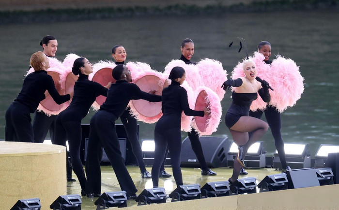 Nữ ca sĩ Lady Gaga biểu diễn tiết mục văn nghệ đầu tiên tại lễ khai mạc - Ảnh: GETTY