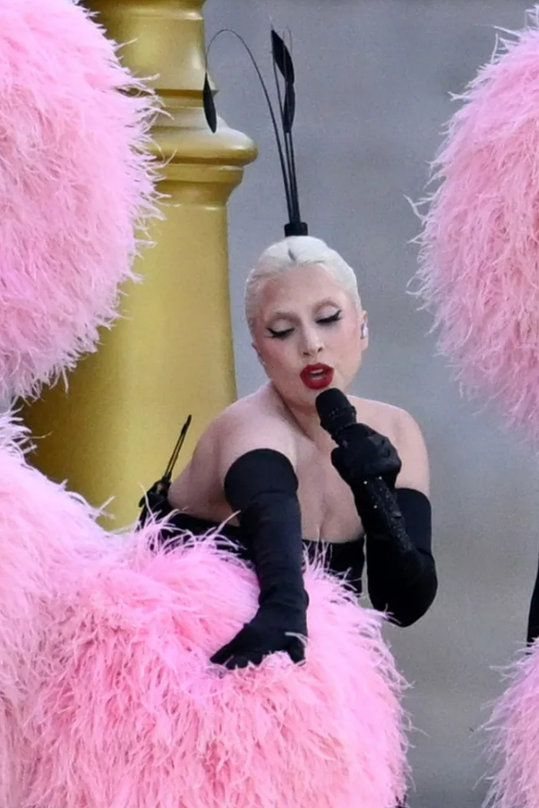 Olympic Paris 2024: Lady Gaga gây thất vọng, Celine Dion 'gánh team' Ảnh 1