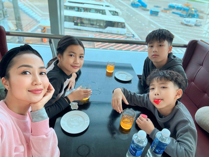 Mẹ con Ốc Thanh Vân check - in tại sân bay trước khi trở lại Úc.