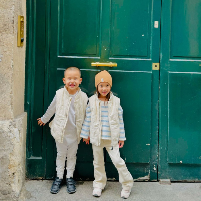 Nếu như 'chị ba' Lisa có tính cách điềm đạm, trưởng thành thì 'cậu út' Leon lại vô cùng hài hước, lém lỉnh. 