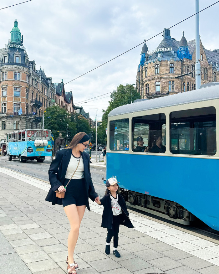 Dù khá bận rộn với lịch trình, Hồ Ngọc Hà vẫn đưa hai con đi du lịch ở khắp nơi. 'Nữ hoàng giải trí' còn sắp xếp trang phục để Lisa mặc đồ đôi với mình. 