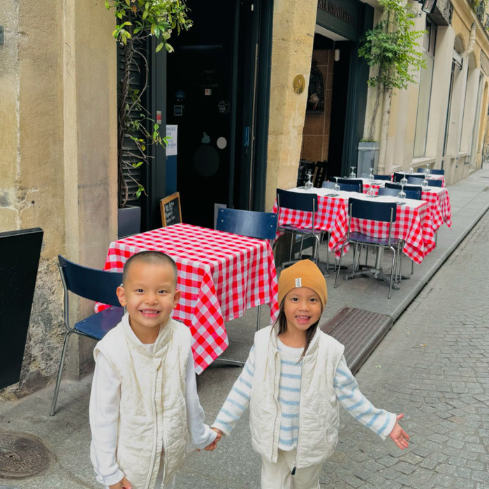 Cặp song sinh Leon và Lisa - con Hồ Ngọc Hà và Kim Lý thuộc danh sách các nhóc tỳ hot nhất mạng xã hội vì được mẹ tạo tài khoản mạng xã hội riêng lưu giữ nhiều khoảnh khắc đáng yêu.  