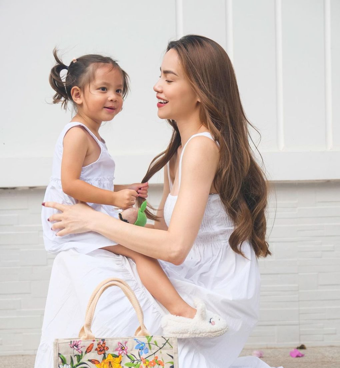 Con gái Lisa được đánh giá càng ngày càng xinh đẹp như 'truyền nhân' nhan sắc của Hồ Ngọc Hà. Cô bé có sóng mũi cao, đôi mắt to tròn cùng đôi môi có khuôn dáng giống hệtn nữ ca sĩ. 