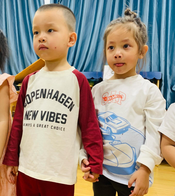 Lisa và Leon có mối quan hệ thân thiết và tình cảm tốt đẹp. Trong khi con trai có phần lém lỉnh, hài hước thì 'công chúa' nhỏ của Hà Hồ và Kim Lý lại có phần ngoan ngoãn, hiền hòa. 