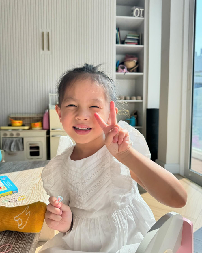 Kể cả nụ cười, Lisa cũng khiến mọi người ngỡ như 'Hồ Ngọc Hà' phiên bản nhí. 