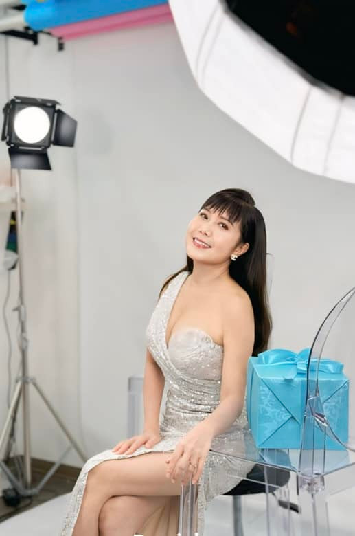 'Mẹ màn ảnh' của Thúy Diễm khoe sắc vóc nóng bỏng ở tuổi 54 Ảnh 1