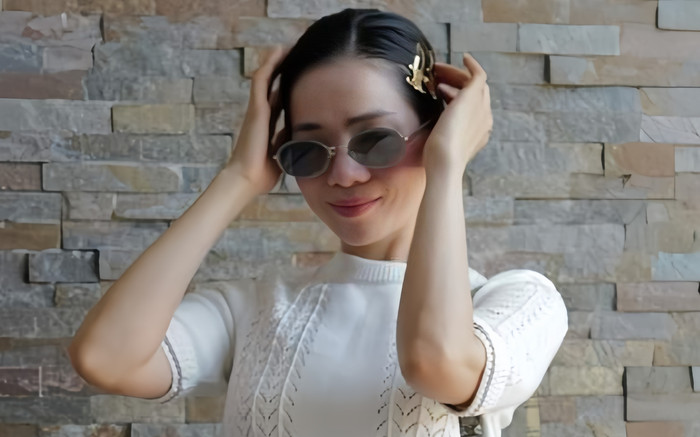 Đẳng cấp quý cô: Lệ Quyên xuống phố với đôi dép 69 triệu Ảnh 2