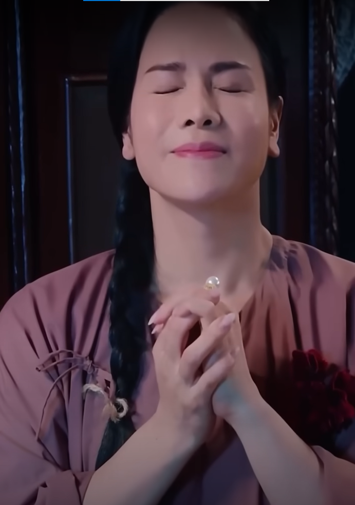 Nhật Kim Anh gây tranh cãi vì chi tiết bàn tay