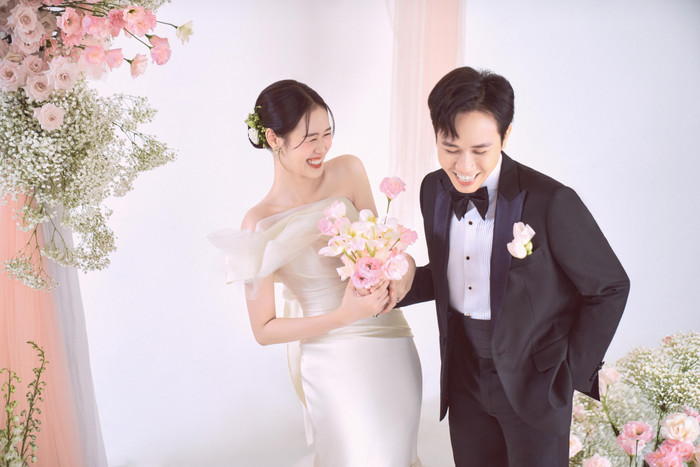 Anh Đức mới đăng tải thêm một số ảnh cưới đầy ngọt ngào với bà xã Quỳnh Anh. Ảnh: FBNV