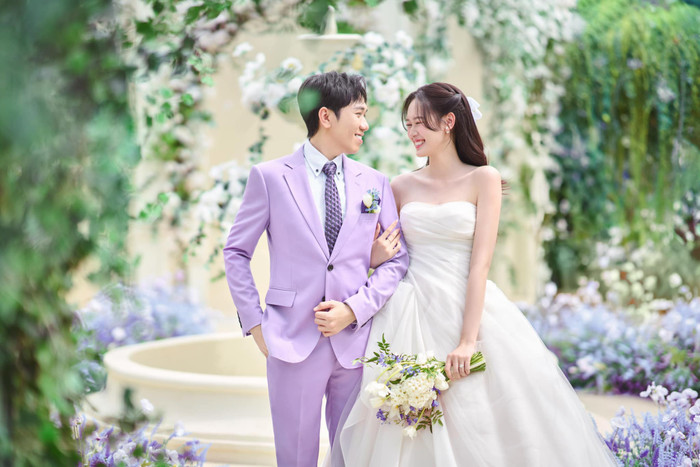 Anh Đức cười tươi rói khi chụp ảnh cưới. Ảnh: FBNV