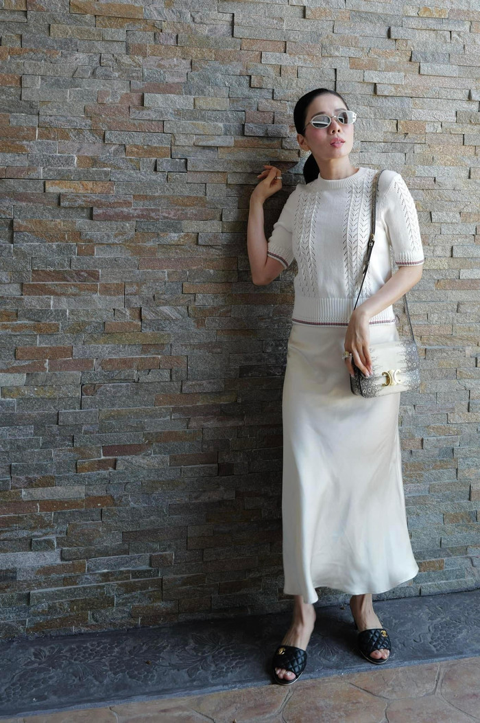 Lệ Quyên xuống phố với dàn phụ kiện hàng hiệu đắt đỏ. Nữ ca sĩ khéo léo trang điểm nhẹ nhàng, cột tóc cao gọn để lộ nhan sắc trẻ trung bất chấp dấu hiệu tuổi tác.