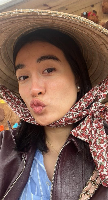 Á hậu Lệ Hằng zoom cận mặt mộc, không son phấn. Cô gây thất vọng với làn da không đều màu, nhiều tàng nhan.