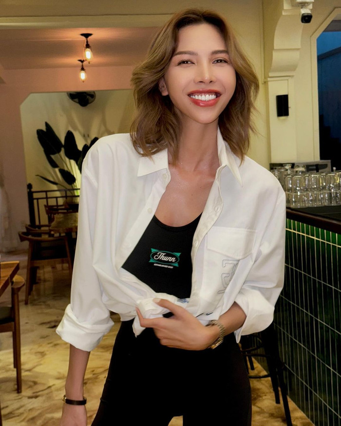 Trong hình ảnh mới, Minh Triệu theo đuổi phong cách năng động, thể thao.  Ngoài quyến rũ, nóng bỏng, tạo hình này được đánh giá cũng phù hợp với nữ siêu mẫu. Khác với thời điểm đầu mới gia nhập làng giải trí, đường nét gương mặt của Minh Triệu cũng mềm mại hơn, không còn góc cạnh, chuẩn “high fashion”. Với giao diện như hiện tại, Minh Triệu được mong ngóng sẽ thử sức chinh chiến tại một cuộc thi nhan sắc.