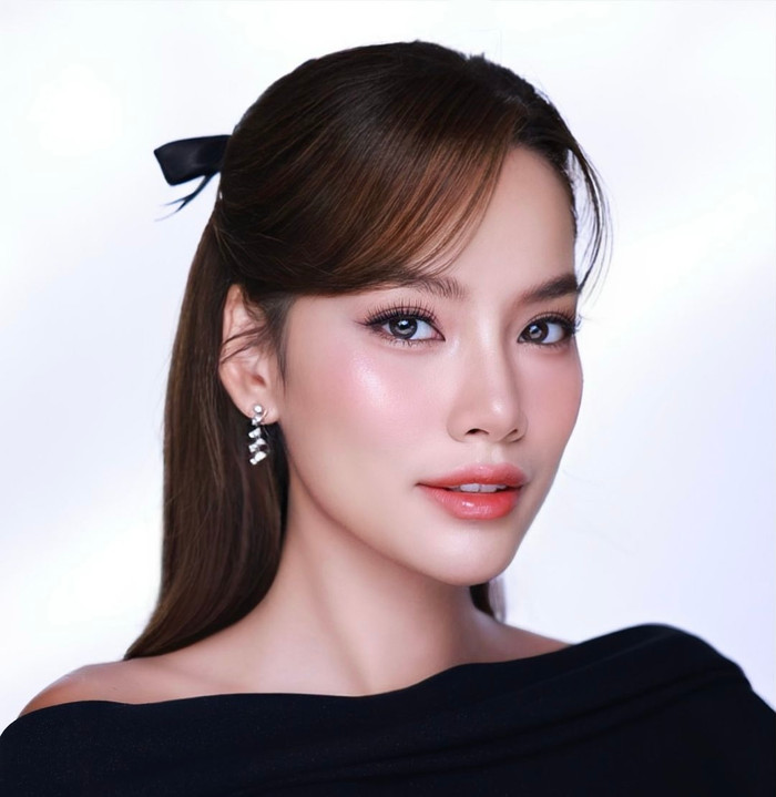 Hoa hậu Lê Hoàng Phương lấy lại phong độ sau thời gian dài bị chê già so với tuổi. Trong hình ảnh mới nhất được chia sẻ trên trang cá nhân, đương kim Miss Grand Vietnam xuất hiện trong tạo hình tựa búp bê. Cô theo đuổi phong cách trang điểm nhẹ nhàng, theo tông màu hồng đào và điểm nhấn là đôi môi căng bóng. Đường nét gương mặt của Lê Hoàng Phương cũng được đánh giá mềm mại, thanh toát.