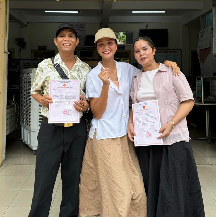 Cư dân mạng bàn tán về giấy chứng nhận kết hôn trên tay bố mẹ H'Hen Niê. Ảnh FBNV