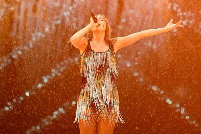 Show diễn của Taylor Swift gặp mưa lớn, khán giả phản ứng ra sao? Ảnh 2