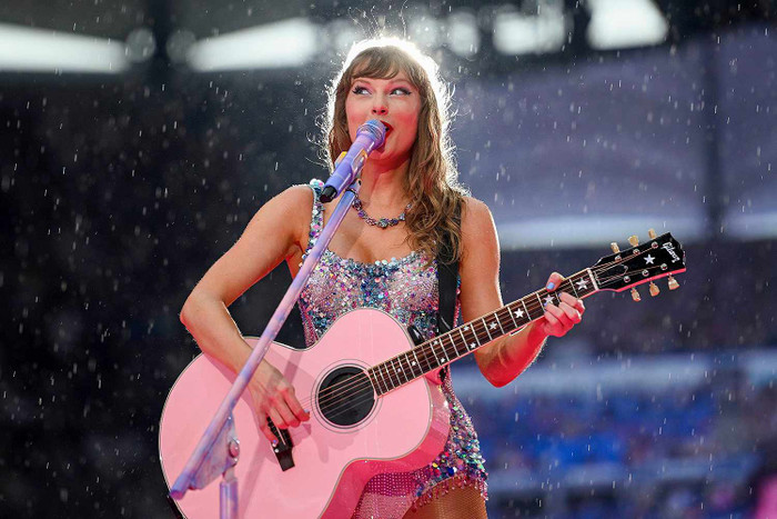 Show diễn của Taylor Swift gặp mưa lớn, khán giả phản ứng ra sao? Ảnh 1
