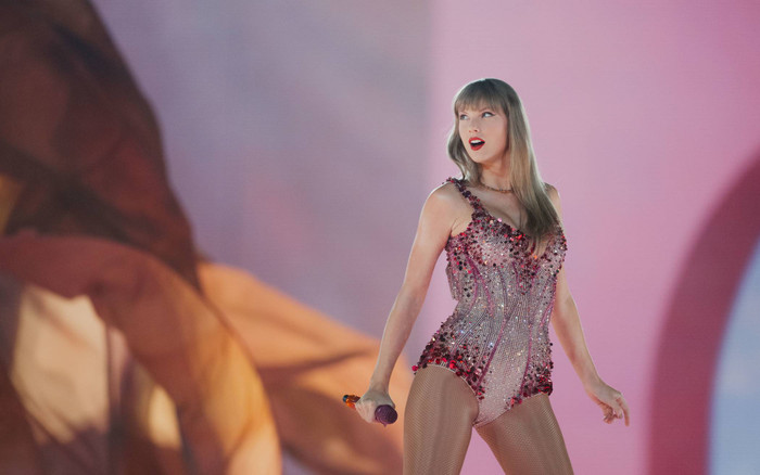 Show diễn của Taylor Swift gặp mưa lớn, khán giả phản ứng ra sao? Ảnh 3