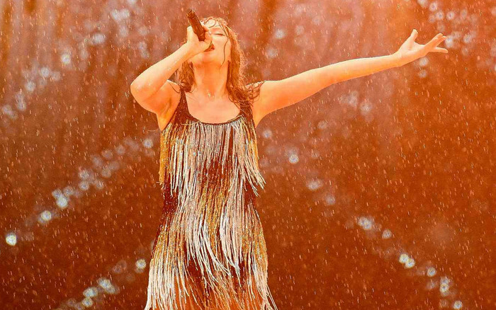 Show diễn của Taylor Swift gặp mưa lớn, khán giả phản ứng ra sao? Ảnh 2