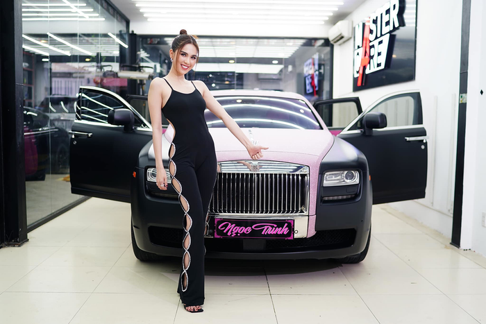 Chiếc xế hộp gần nhất mà Ngọc Trinh công khai tậu là  Rolls-Royce Ghost độ Black Pink có giá trị 12 tỷ, bao gồm chi phí tu sửa. 