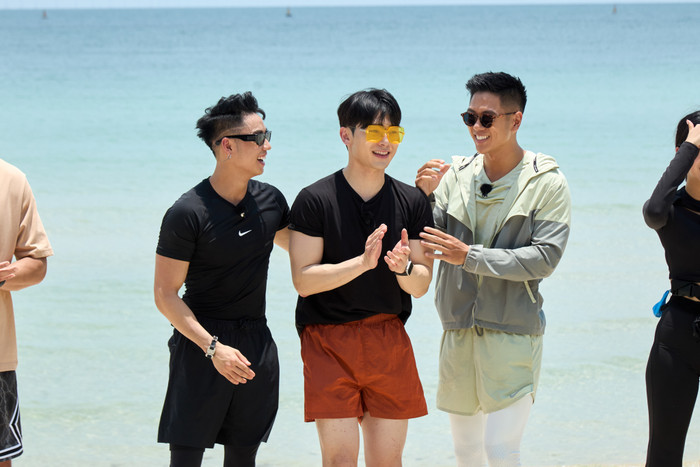 Cheon Minuk (giữa) hiện là phát thanh viên, người dẫn chương trình tại Hàn Quốc. Khi có thời gian rảnh, anh chàng thường tập thể thao. 