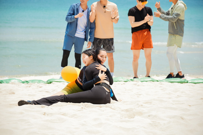 Thu Uyên đã giành chiến thắng khi khiến bong bóng của đối phương bị bể trước. 