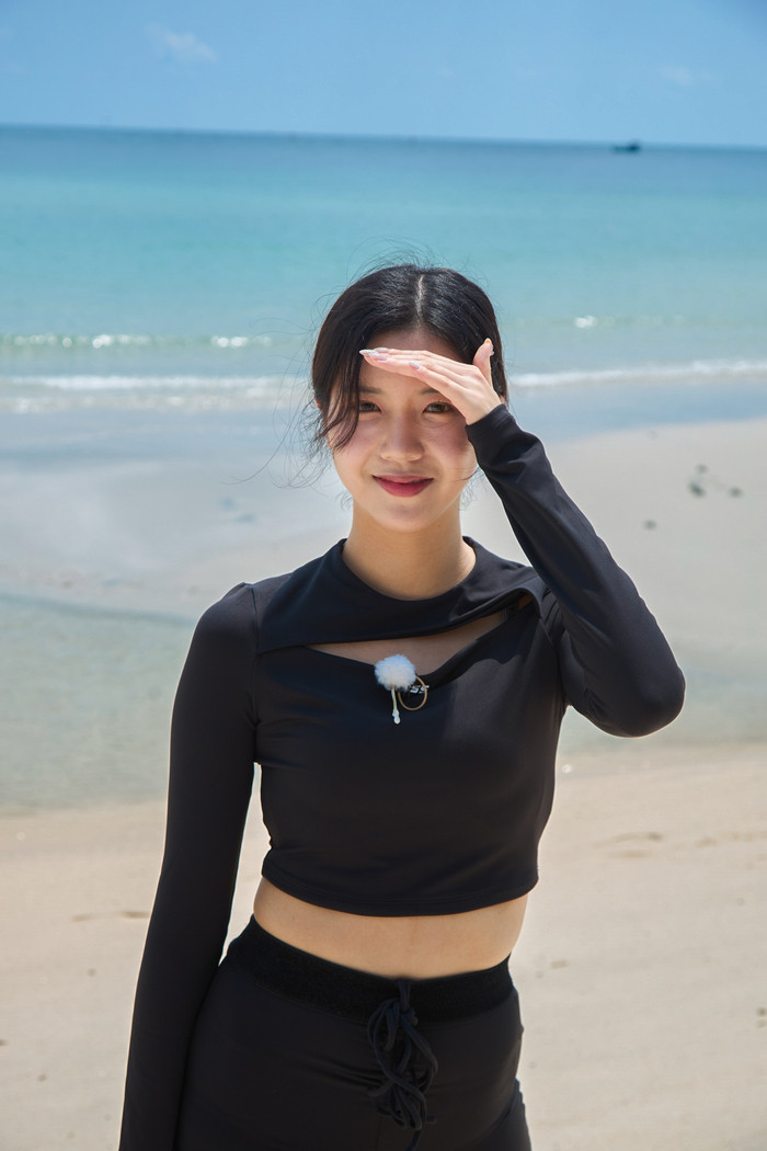 Lee Hooyeon cho biết, cô rất thích múa ba lê và ngắm mình trong gương. 'Cơ thể và tâm hồn tôi trở nên uyển chuyển, linh hoạt hơn. Nhiều người nói tôi rất ngây thơ, nhưng tôi lại thấy mình có sức hút như một trang giấy trắng vậy. Tôi mong có thể gặp được một người nhìn thấy được sức hút đó của tôi”, cô nàng chia sẻ. 