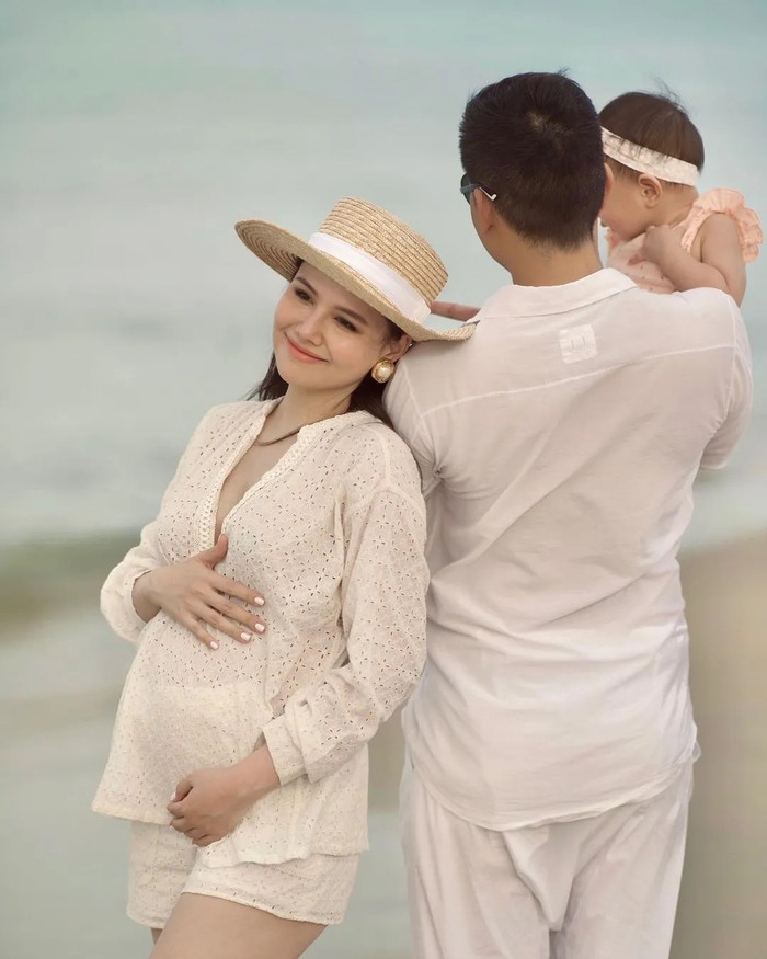 Nữ diễn viên được ông xã cưng như trứng mỏng.