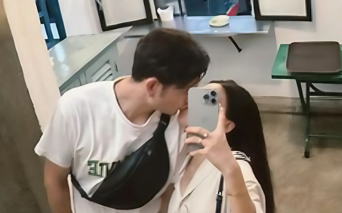 Đặng Văn Lâm hôn vợ say đắm tại Thái Lan Ảnh 2