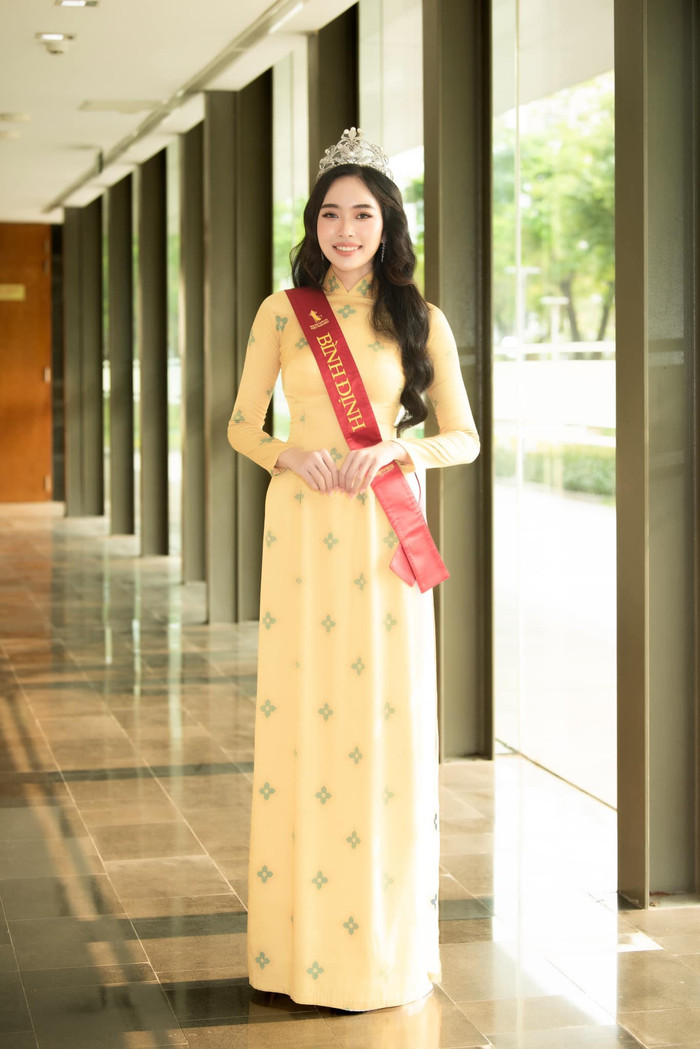 Trong hồ sơ gửi đến hội đồng, Nguyễn Thảo Vy bộc bạch: “Vy từng là là một cô gái có ngoại hình không nổi bật, bị bạn bè miệt thị ngoại hình vì thừa cân. Chính vì vậy, bản thân đã không ngừng nỗ lực để giảm hơn 20kg, rèn luyện thêm khả năng catwalk, tiếng Anh và các năng khiếu khác như chơi nhạc cụ, nhảy để bản thân có thể tự tin nhất khi đến đấu trường Hoa hậu Quốc gia Việt Nam”.