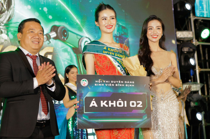 Trước khi đăng quang ngôi vị Miss World Vietnam 2023, Huỳnh Trần Ý Nhi đã có quãng thời gian trau dồi tại sân khấu Duyên dáng sinh viên Bình Định. Lúc bấy giờ, người đẹp đeo sash huyện Hoài Ân đã nhận danh hiệu Á khôi 2 kèm giải thưởng phụ Người đẹp truyền thông.