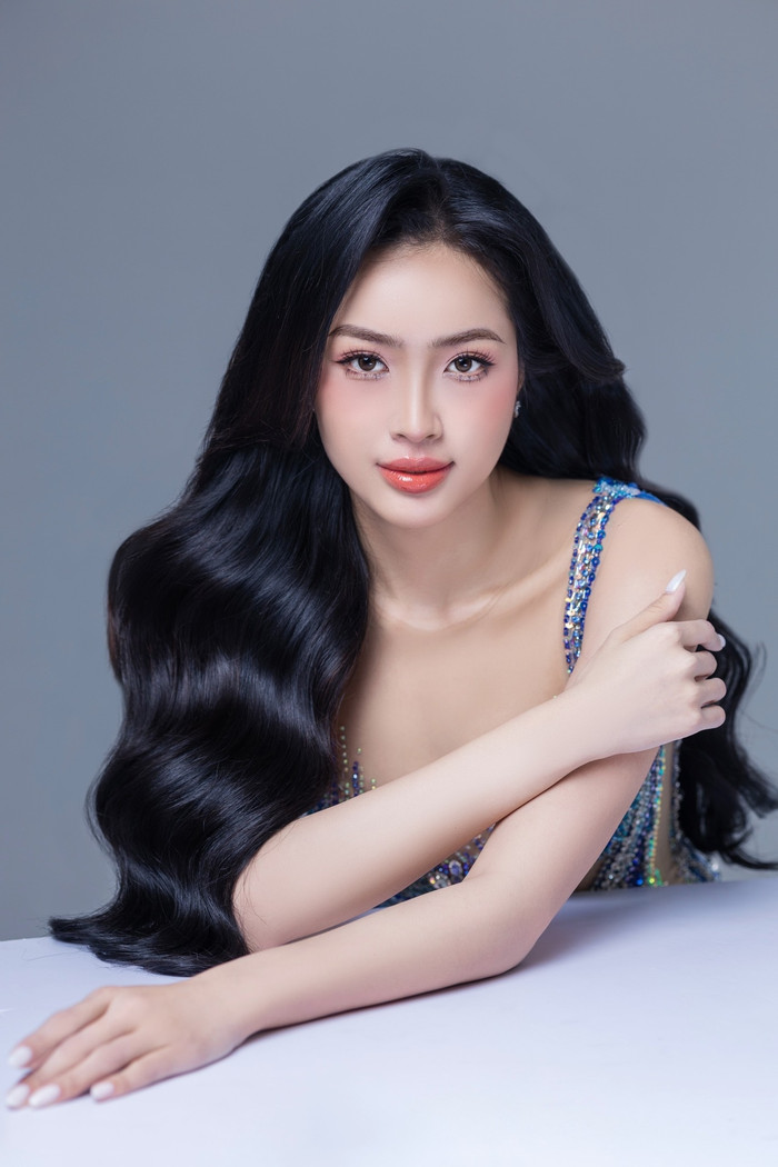 Theo Saostar tìm hiểu, người đẹp sinh năm 2000 sở hữu chiều cao 1m75 cùng số đo ba vòng cân đối. Cô đã tốt nghiệp trường Đại học Quốc tế thuộc Đại học Quốc gia Thành phố Hồ Chí Minh. 