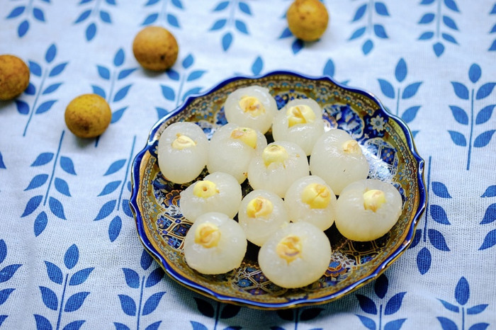 Long nhãn ôm hạt sen dùng cùi nhãn, hạt sen tươi hoặc khô