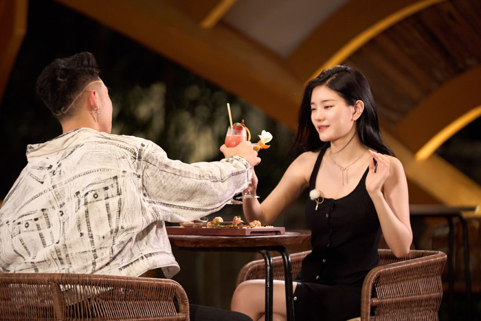 Cặp đôi trò chuyện ăn ý, tạo cảm giác dễ chịu và được Văn Mai Hương 'đẩy thuyền'.