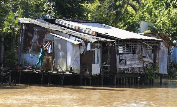 Bà đưa tiền cho con gái sửa nhà giúp (Ảnh minh hoạ)