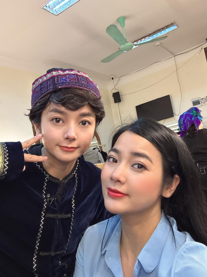 Ngoài lĩnh vực truyền hình, Đàm Hằng còn tích cực hoạt động ở sân khấu kịch.