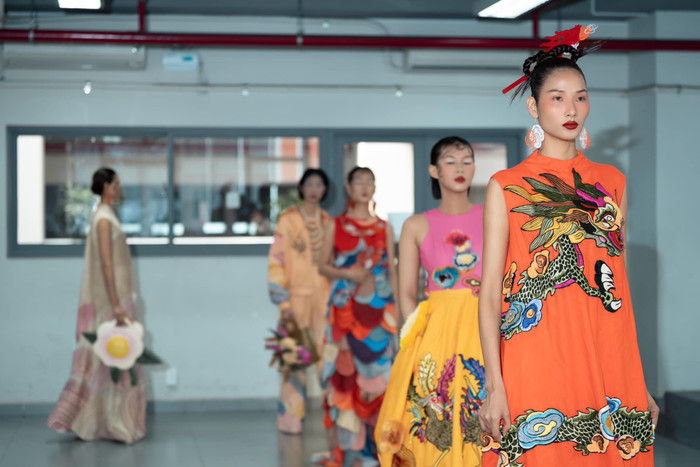 Á hậu Hoàng Thùy tiếp tục nhận lời trình diễn tại một đồ án tốt nghiệp hậu ồn ào.