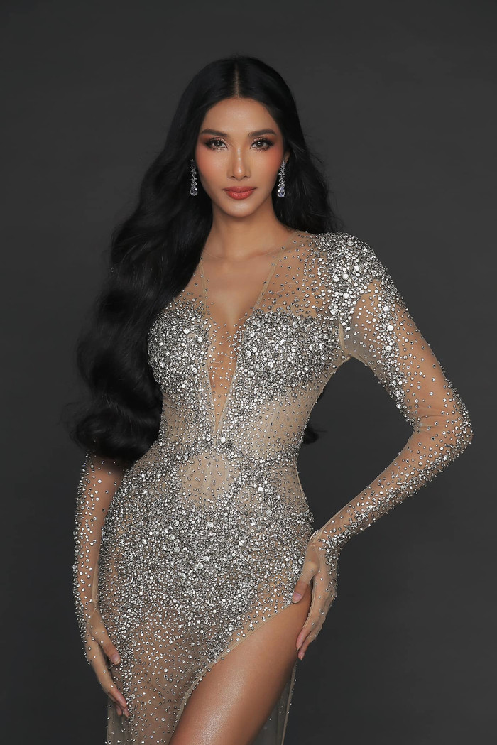 Á hậu Hoàng Thùy tham gia một buổi chụp ảnh hậu ồn ào chiếc ghế giám khảo.