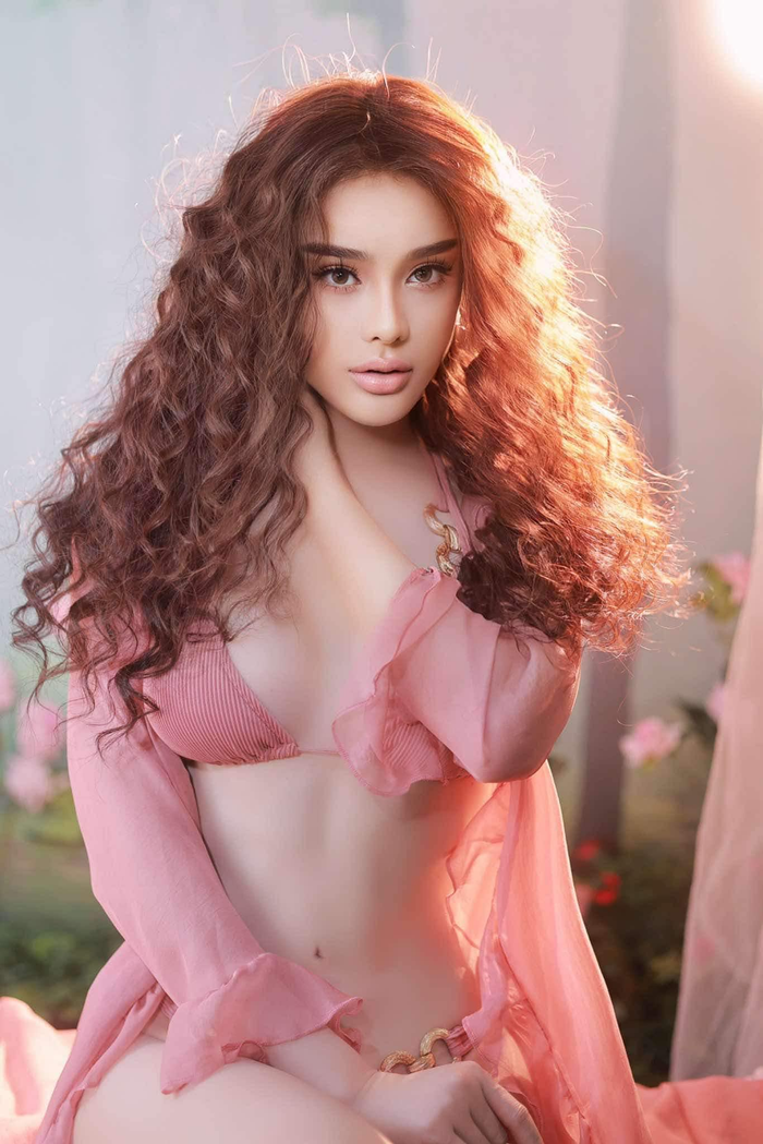 Nữ ca sĩ được tạo hình cực xinh đẹp với tông màu hồng tựa nàng thơ. Cô nàng khoe trọn đường cong với mẫu áo tắm hai mảnh được may bằng vải gân cột nơ kết hợp các khoen tròn màu vàng ấn tượng. 